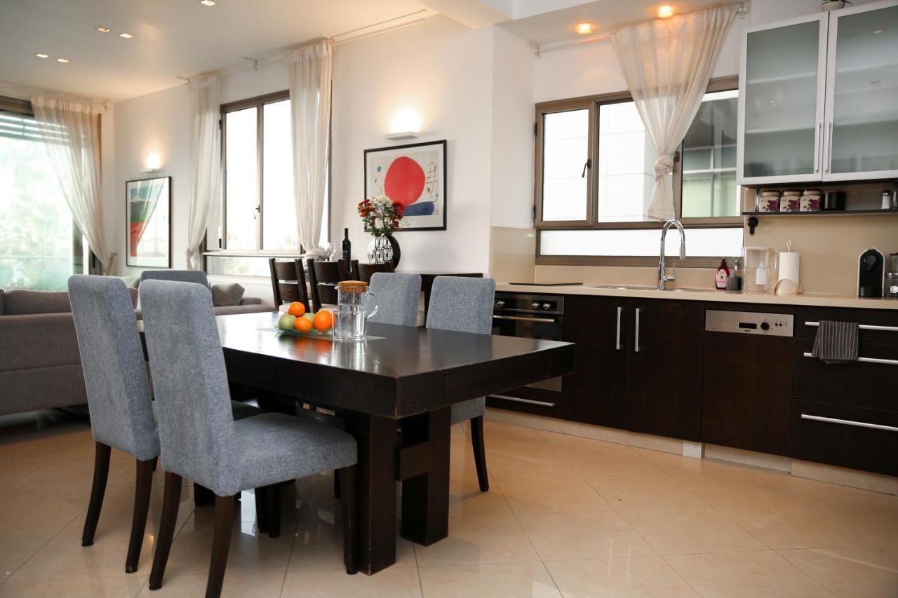Sea View Apartment Prime Location On The Beach Тел Авив Екстериор снимка
